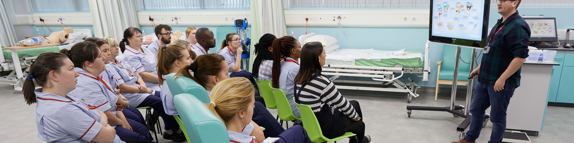 Nursing students in the nursing simulation ward