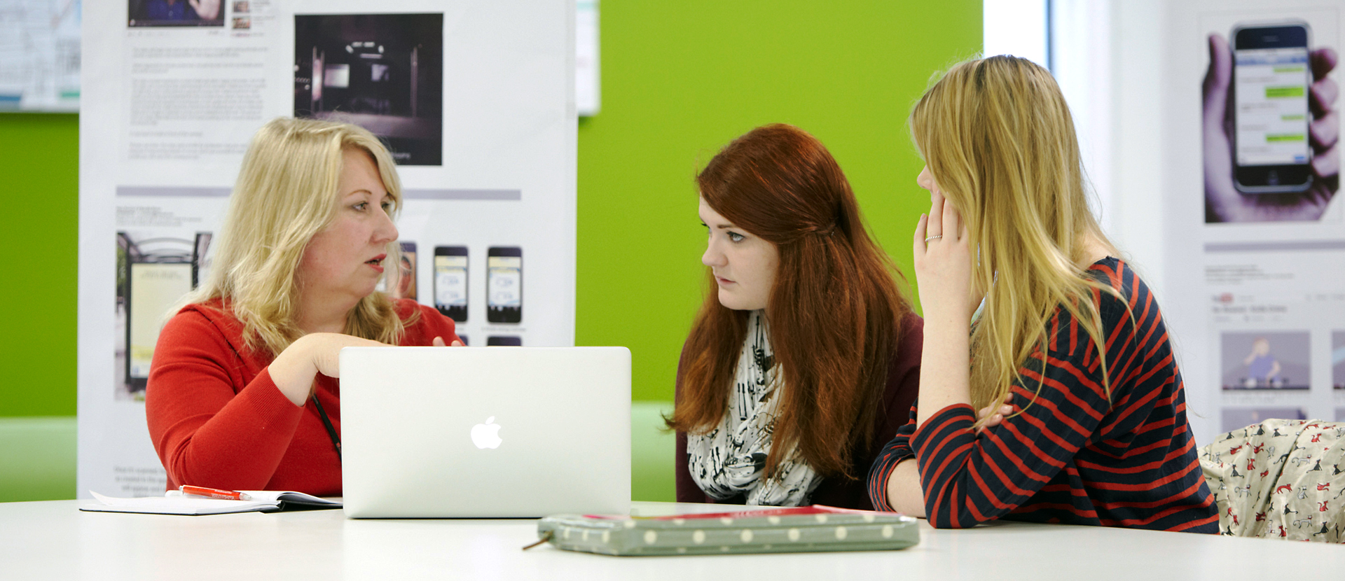 Apprenticeship students with a lecturer