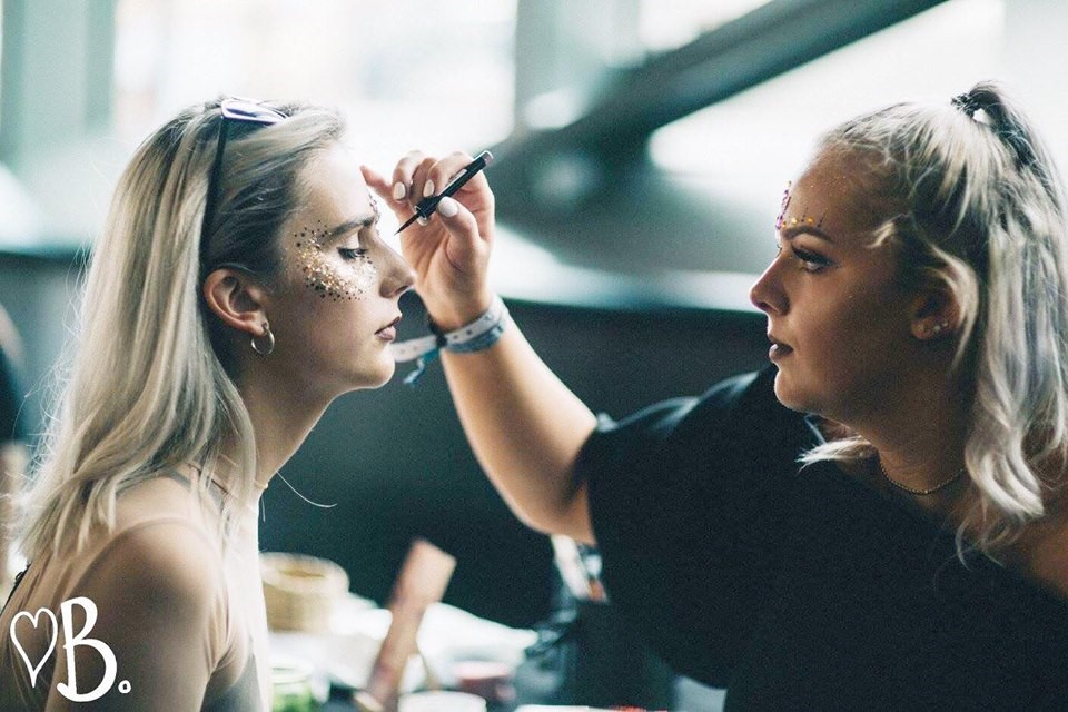 Ellis Richardso applying make-up