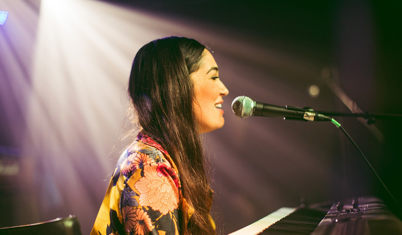 Lauren Bannon performing