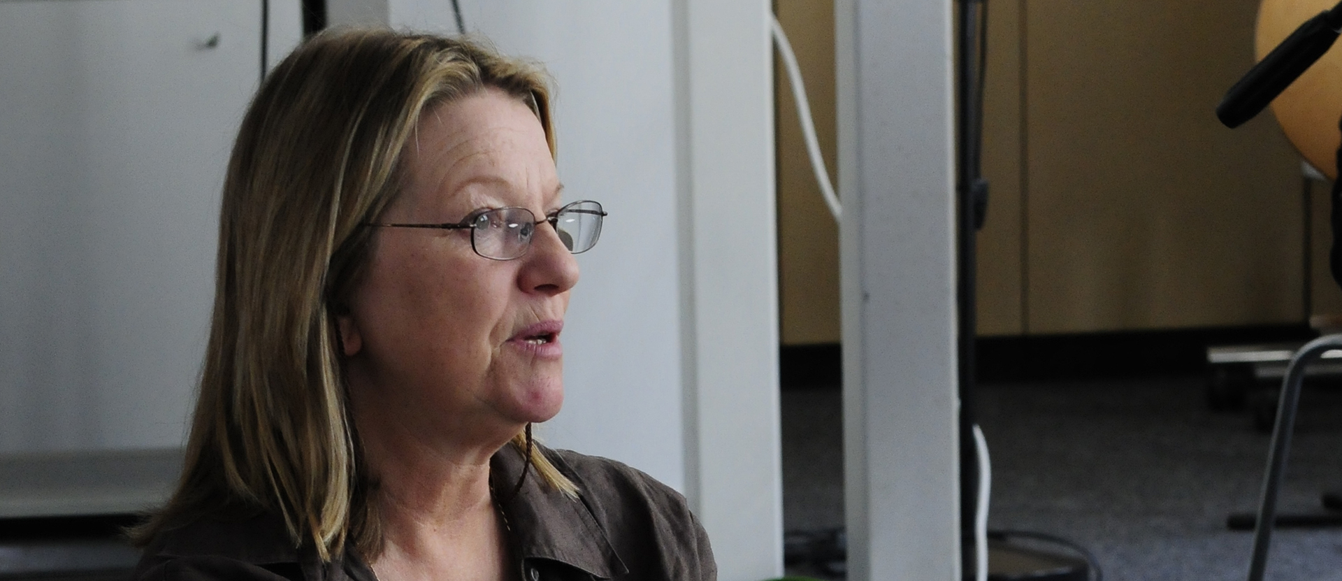 Mel Churcher talking to a classroom