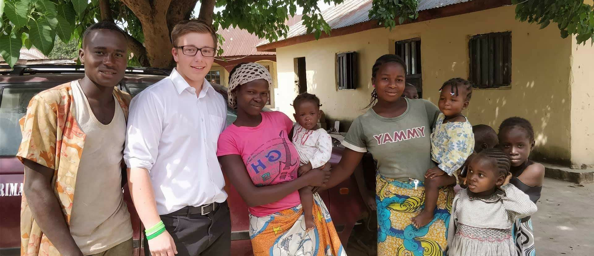 Picture of Seth Thomas with some members of the Kaduna community