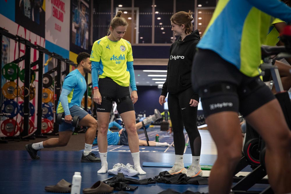 Bailey introduces Hytro to Man City Women