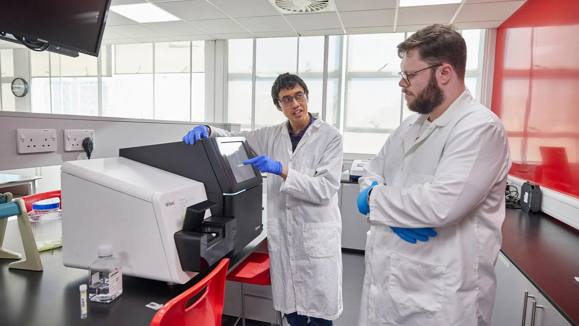 Student and Lecturer in Biomedical Science lab