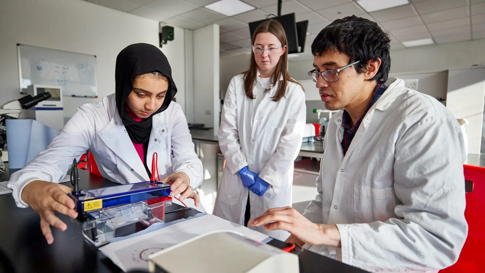 Students and Lecturer in Biomedical Science lab