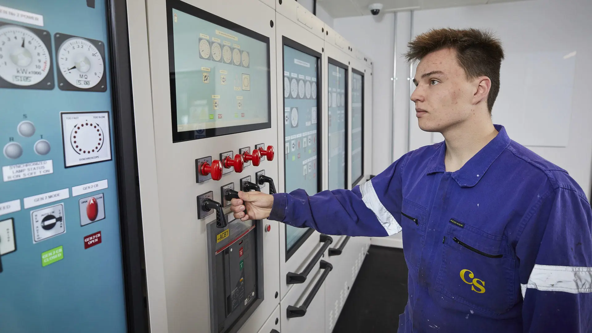 Engineer in the engine room simulator