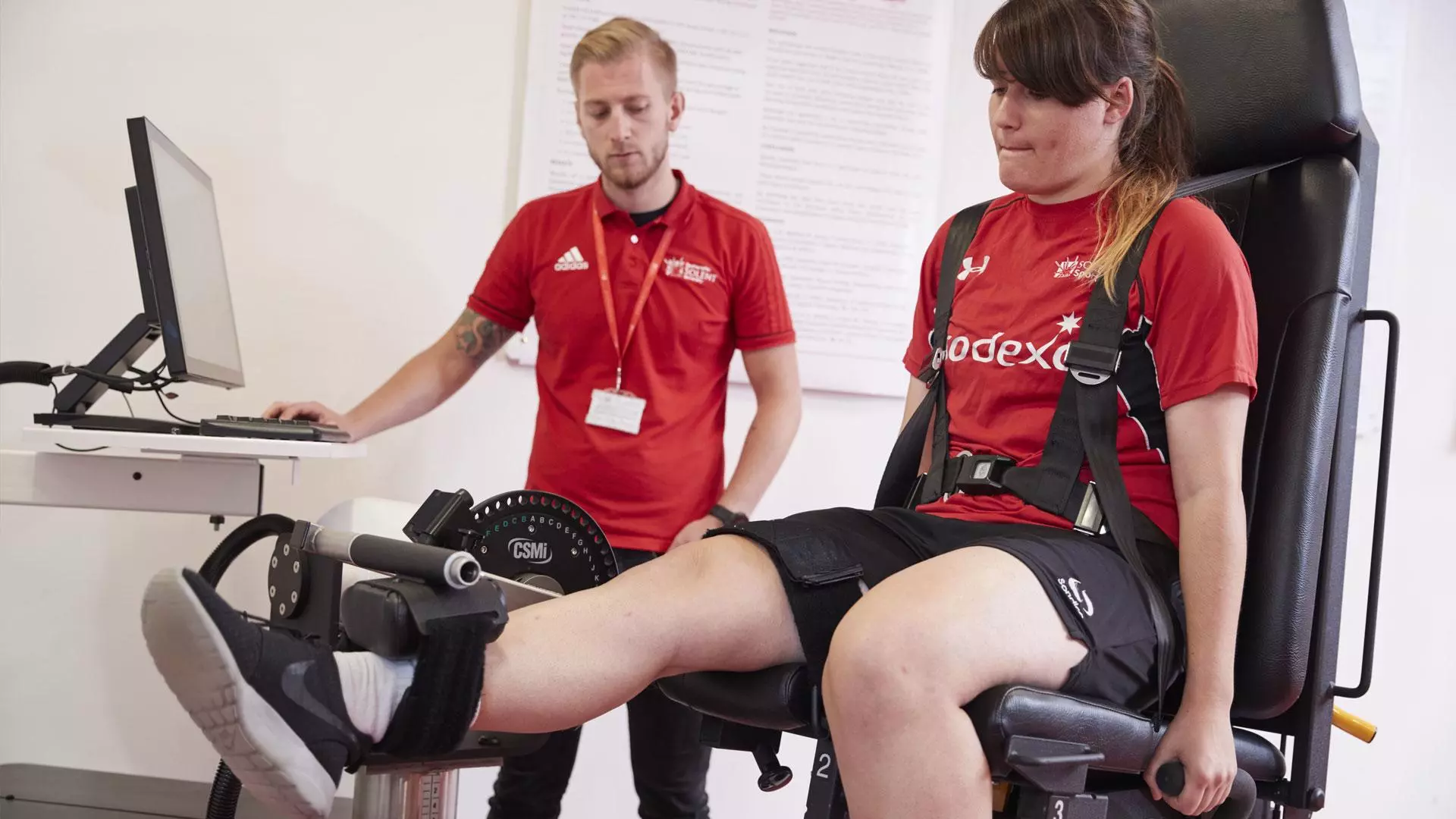 A sport and exercise science student with a client