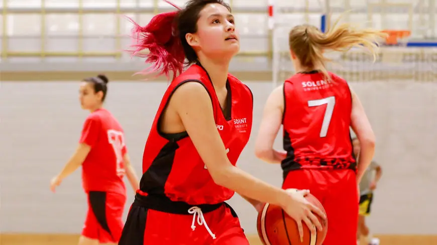 Female basketball players